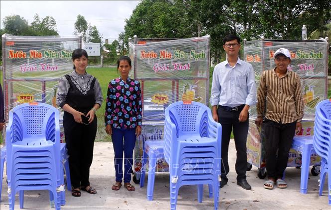 Hộ dân trên địa bàn xã Thuận Hòa, huyện Châu Thành (Sóc Trăng) được hỗ trợ xe ép nước mía từ tiểu dự án hỗ trợ sinh kế, chuyển đổi nghề nằm trong Chương trình mục tiêu quốc gia phát triển kinh tế - xã hội vùng đồng bào dân tộc thiểu số giai đoạn I (2021-2025). Ảnh: Tuấn Phi-TTXVN